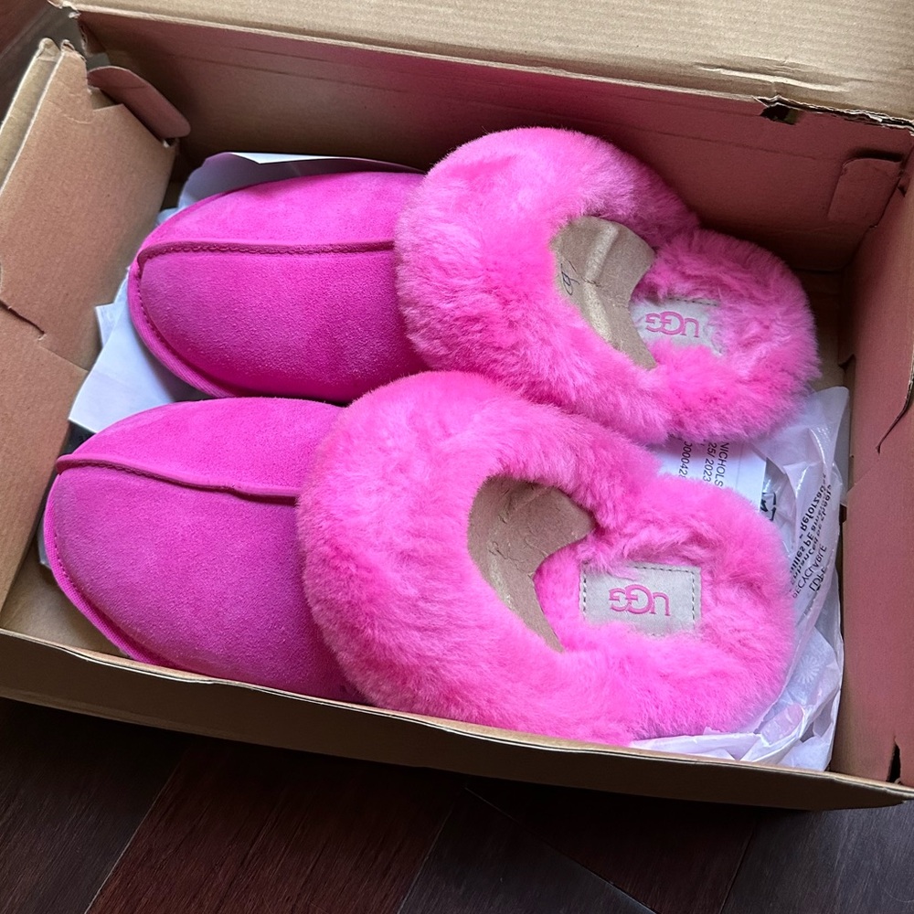 UGG Woman’s Pink Fluffy Slippers